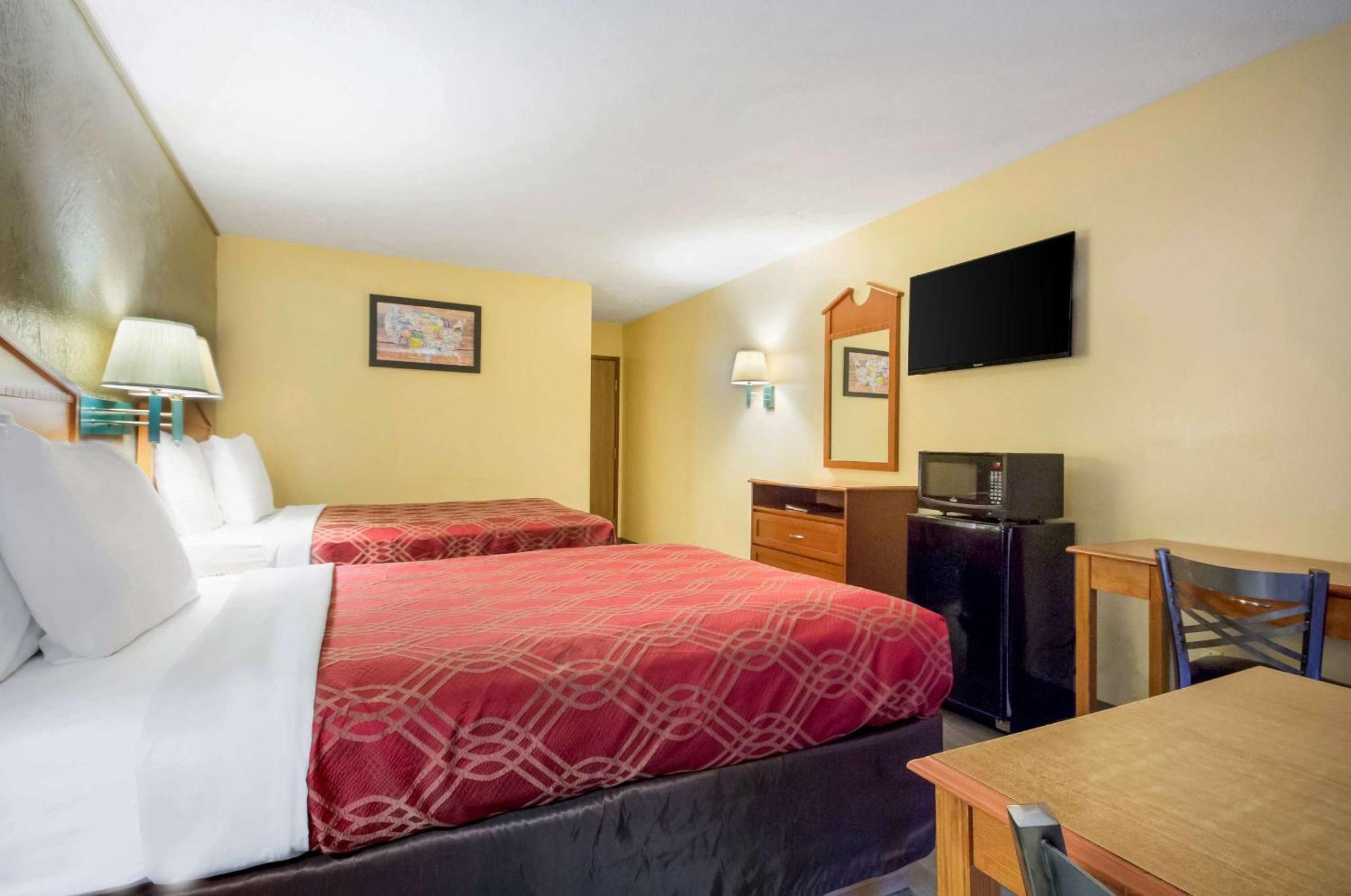 Econo Lodge Lansing - Leavenworth Exterior photo